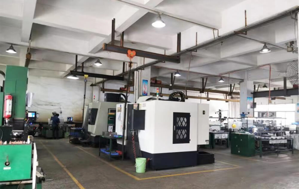 自有模具車(chē)間，擁有模具制作需要的各種機床、火花機、線(xiàn)切割機等設備，按客戶(hù)不同需要開(kāi)發(fā)新模。