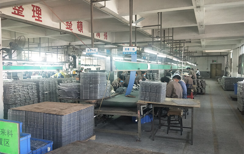 加工課：?jiǎn)屋S鉆床，整形線(xiàn)，去披鋒線(xiàn)，多軸鉆孔機，拉砂機，攻牙機，打磨線(xiàn)，甩干機等共55臺。